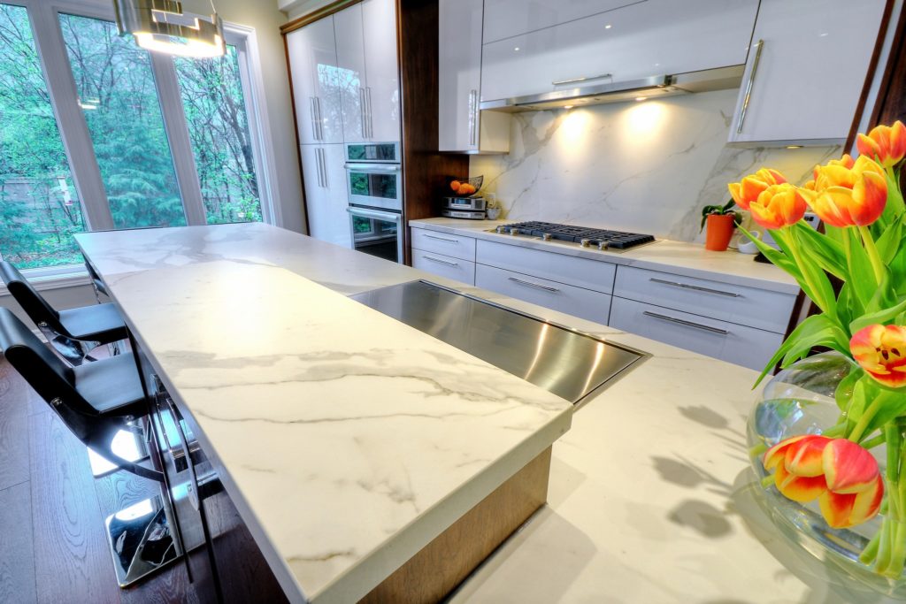 Porcelain Kitchen Island: Colour: Bianco Satuario Venato