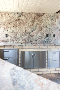 outdoor kitchen backsplash in granite